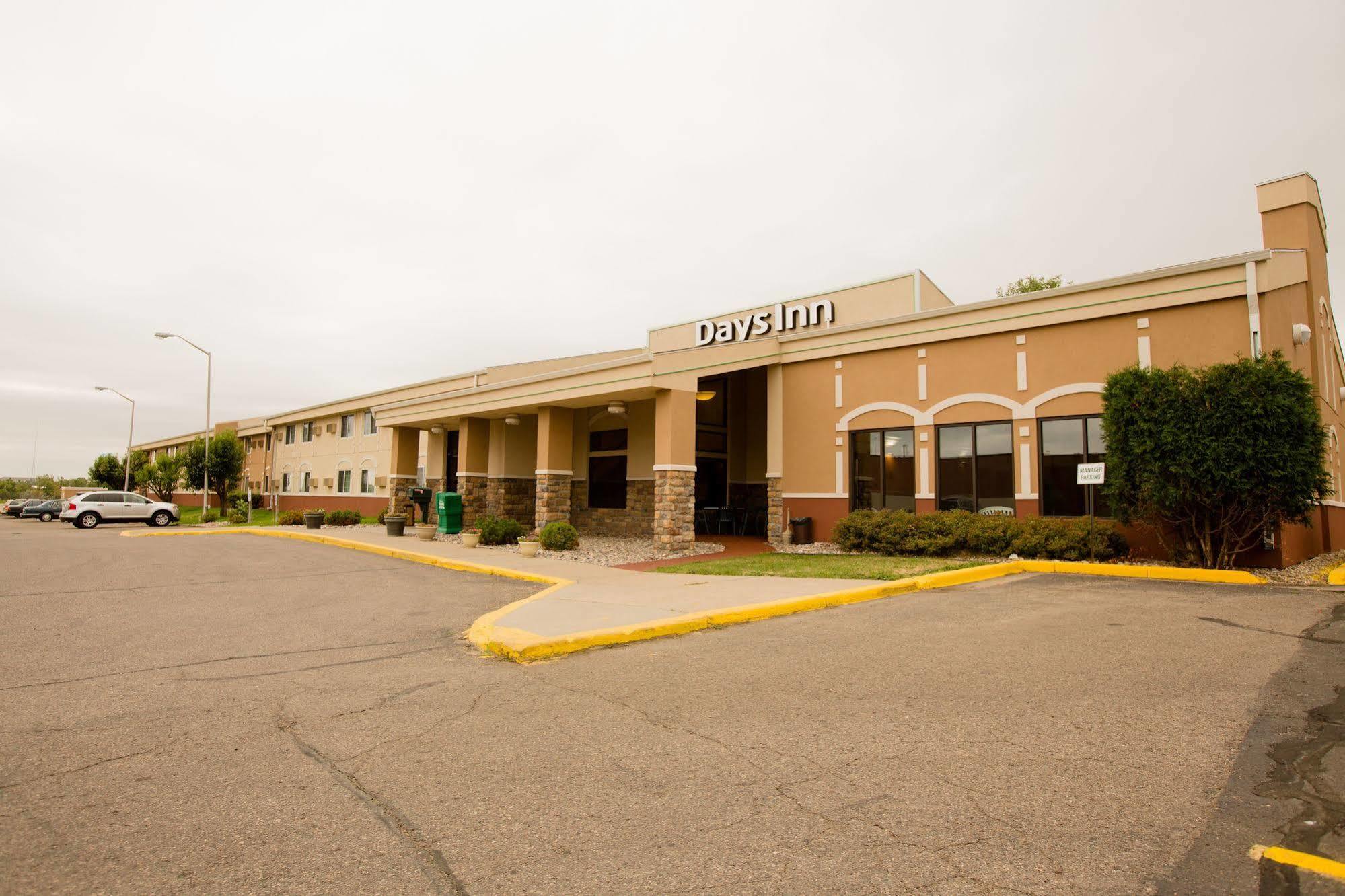 Days Inn By Wyndham Minot Exteriör bild